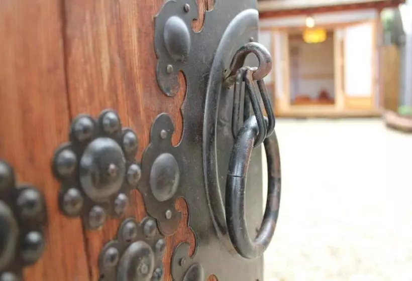 Пансион Jeonju Hanok Maeul Hongran Mideok Hanok