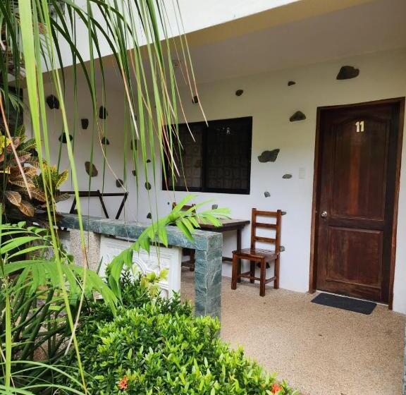 Tiptop Hotel, Resto And Delishop