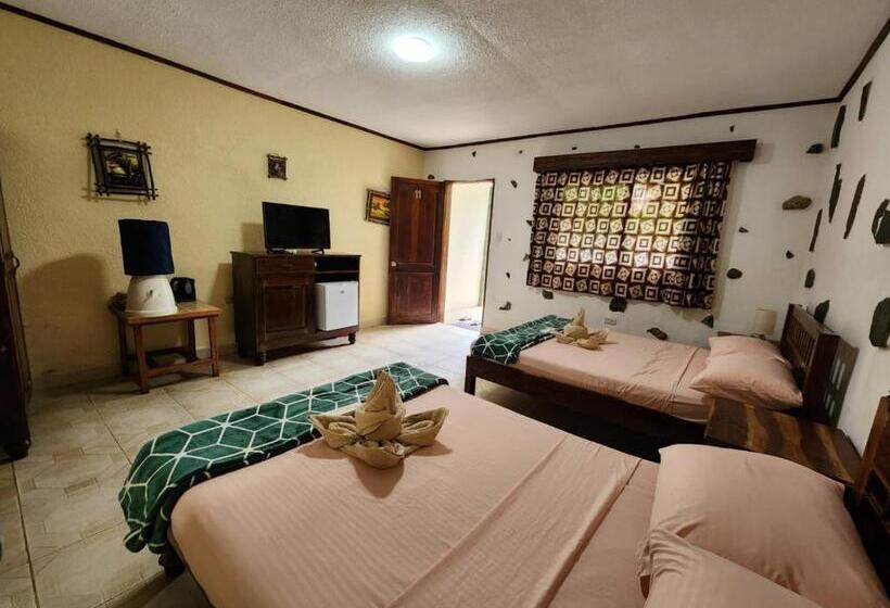 Tiptop Hotel, Resto And Delishop