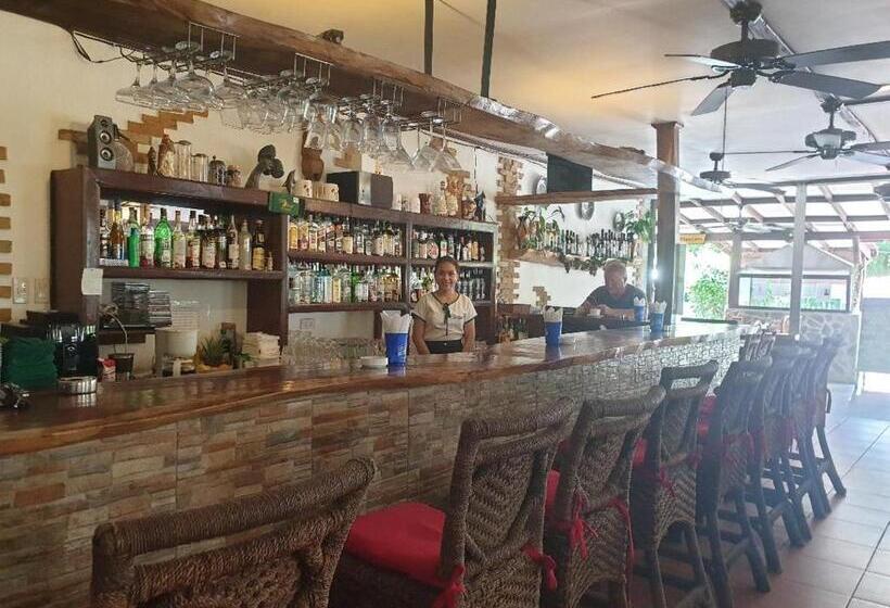 Tiptop Hotel, Resto And Delishop