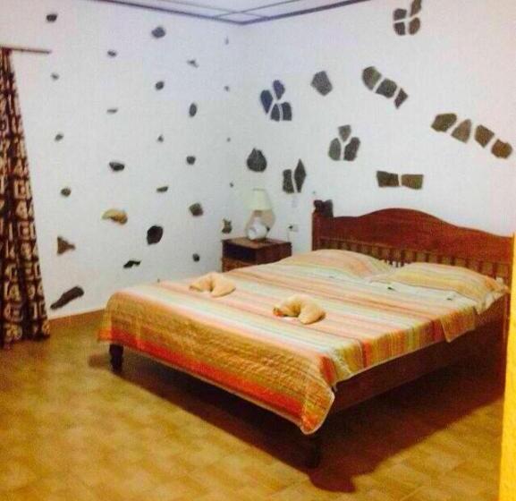 Tiptop Hotel, Resto And Delishop