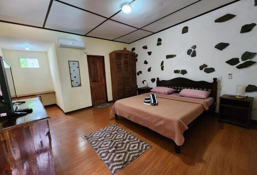 Tiptop Hotel, Resto And Delishop