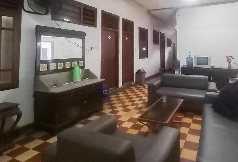 Отель Malang Near Alun Alun Malang Redpartner