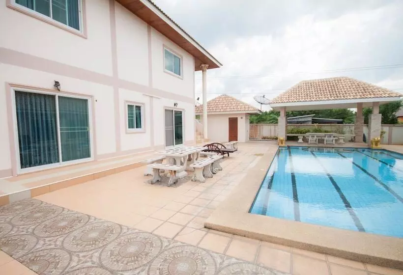 בית מלון כפרי Narnia Resort Pattaya 2