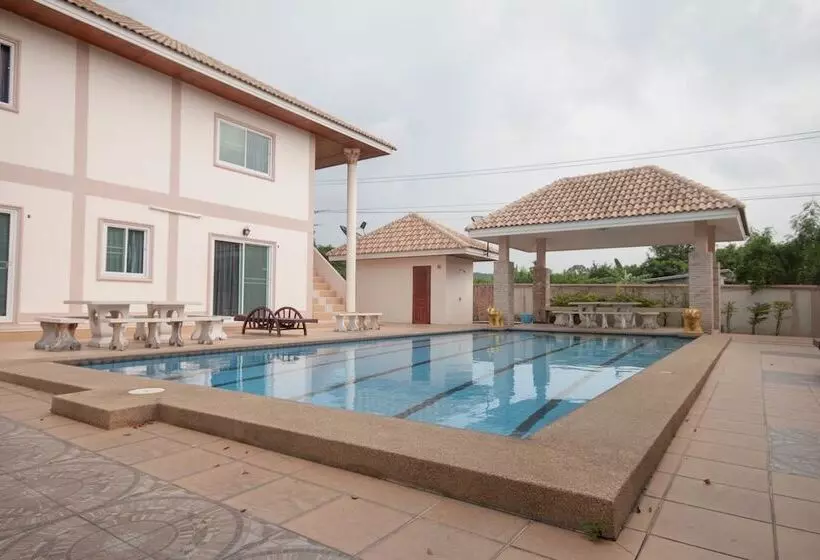 בית מלון כפרי Narnia Resort Pattaya 2