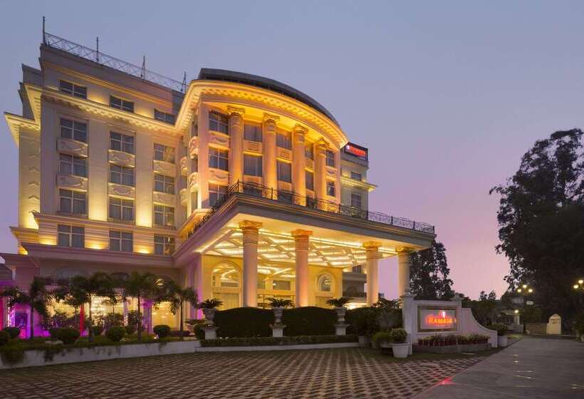 호텔 Ramada Plaza By Wyndham Chandigarh Zirakpur