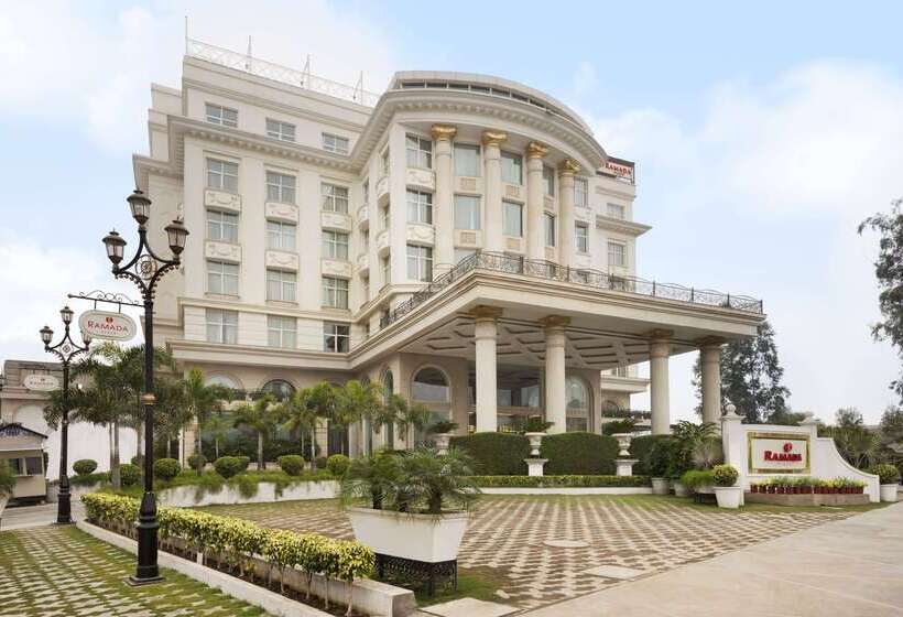 호텔 Ramada Plaza By Wyndham Chandigarh Zirakpur