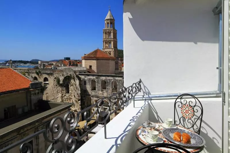 تختخواب و صبحانه La Porta Luxury Rooms