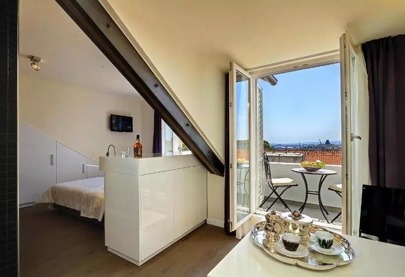 تختخواب و صبحانه La Porta Luxury Rooms