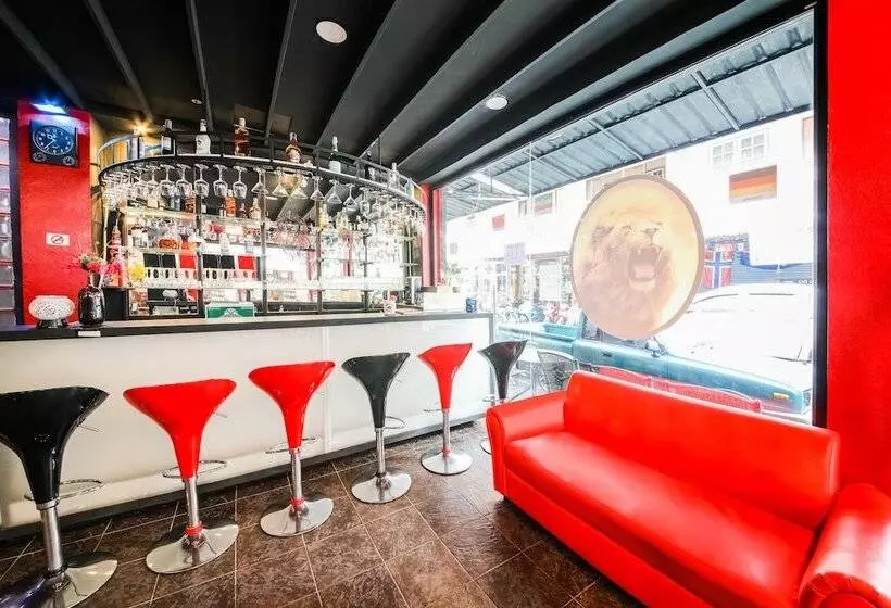 בית מלון כפרי Roar Inn Patong