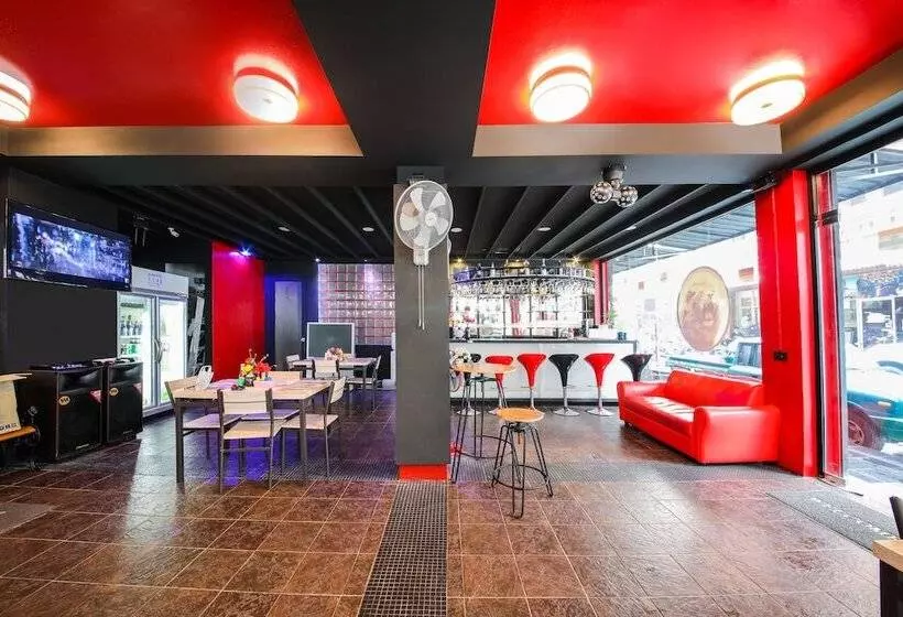 בית מלון כפרי Roar Inn Patong