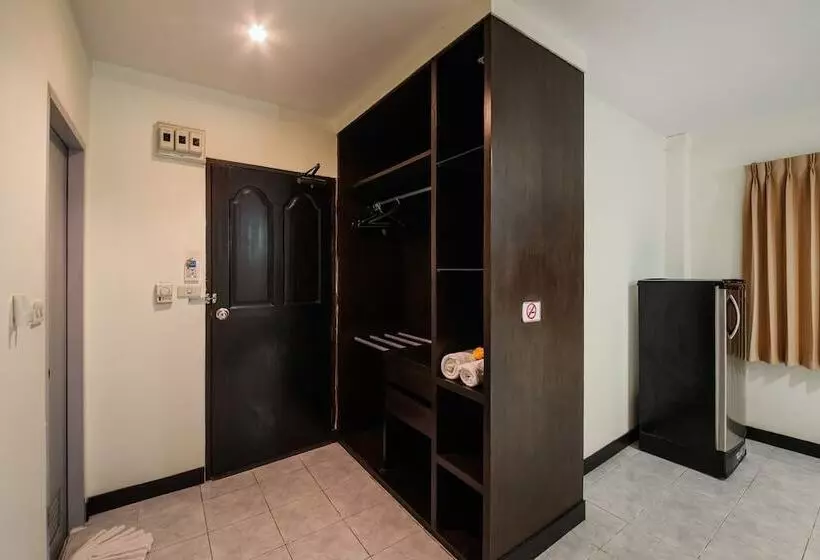 בית מלון כפרי Roar Inn Patong