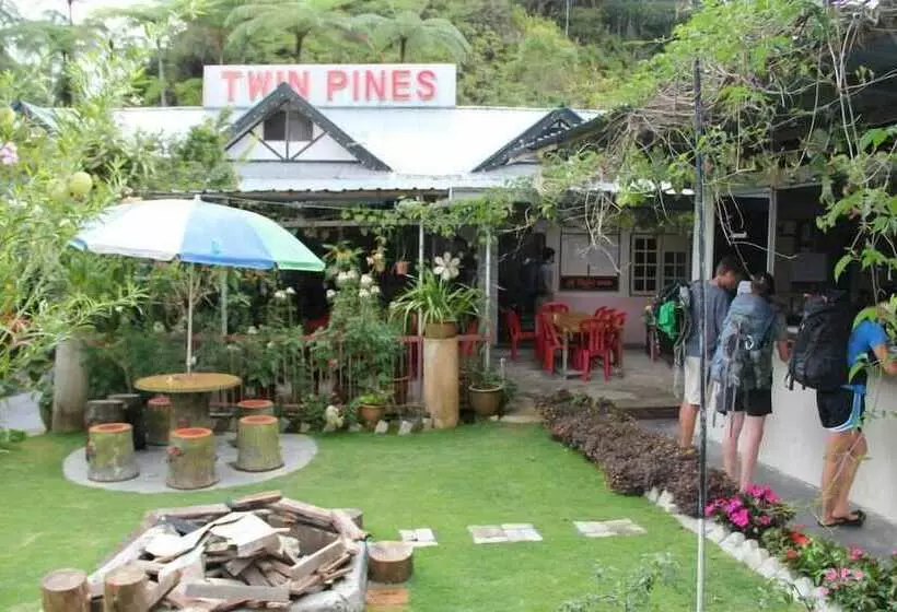 پانسیون Twin Pines
