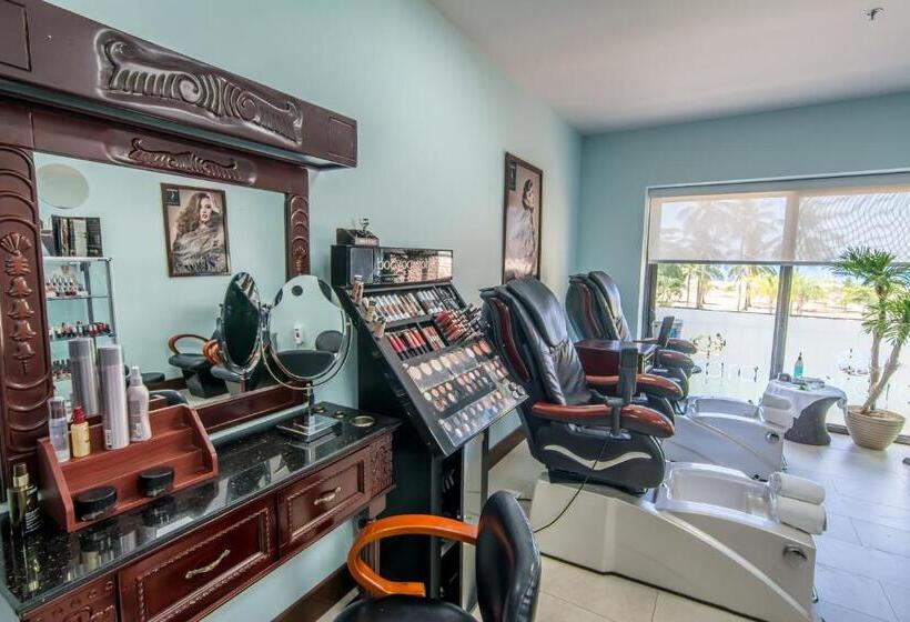 هتل Croc S Resort & Casino