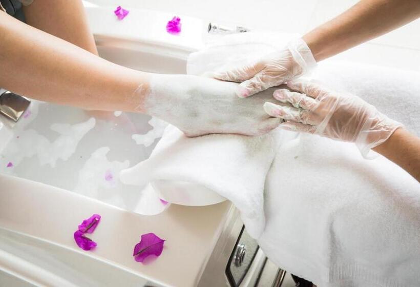 هتل Croc S Resort & Casino