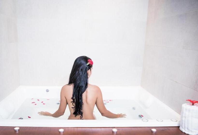 هتل Croc S Resort & Casino