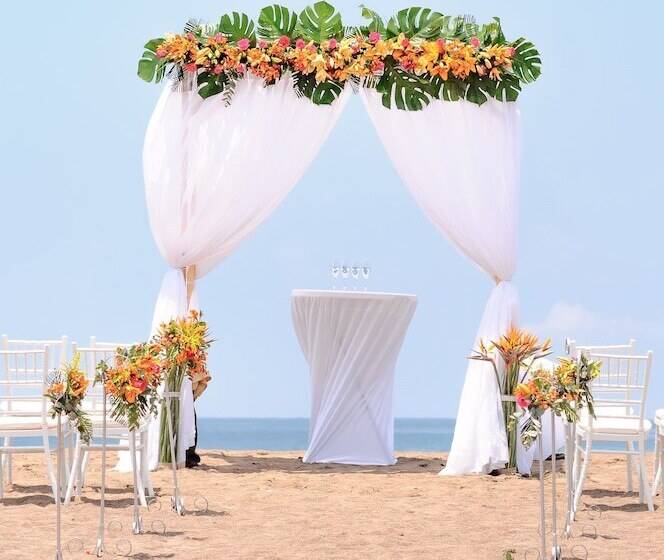 هتل Croc S Resort & Casino