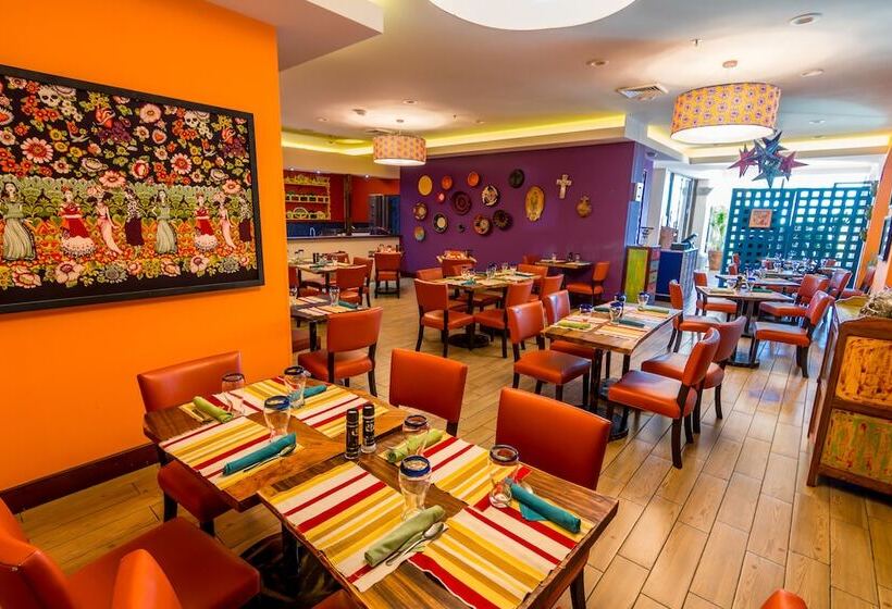 هتل Croc S Resort & Casino