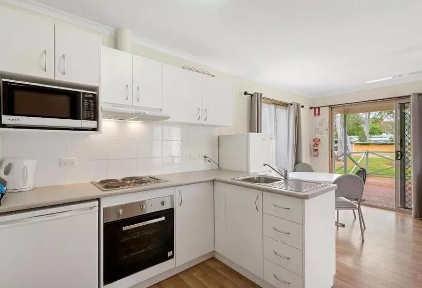 בית מלון כפרי Discovery Parks  Clare