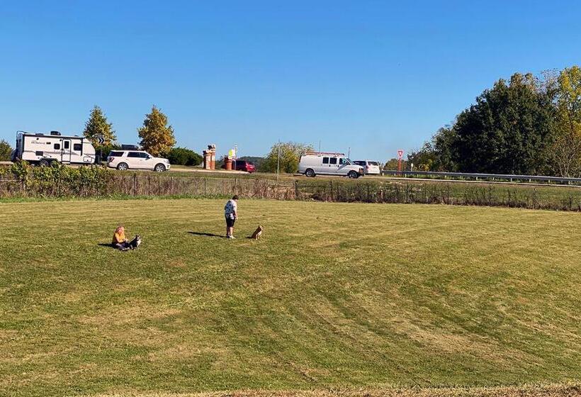 מוטל Lake Logan Inn