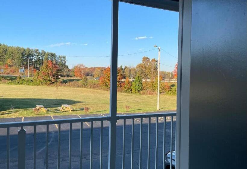 מוטל Lake Logan Inn