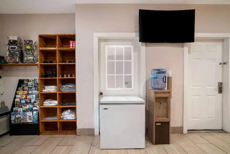 فندق على الطريق Rodeway Inn