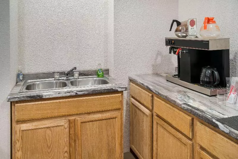 فندق على الطريق Rodeway Inn