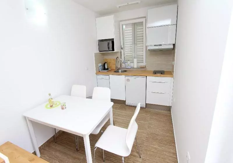 هتل Apartments Hanna