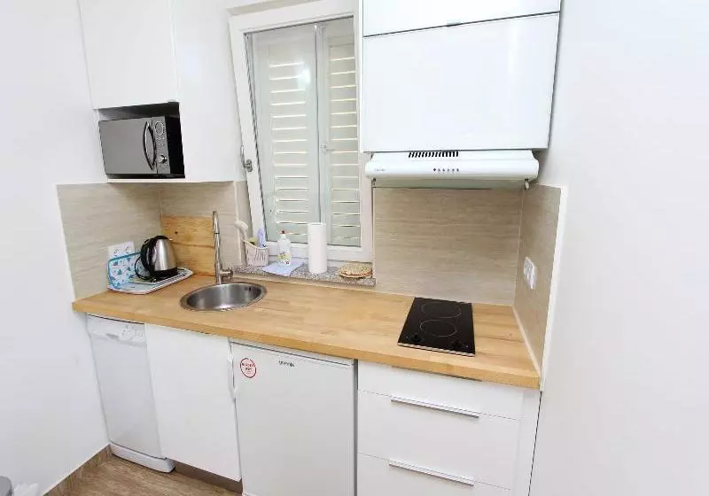 هتل Apartments Hanna