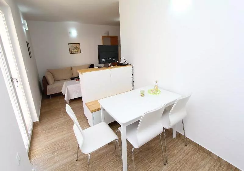 هتل Apartments Hanna