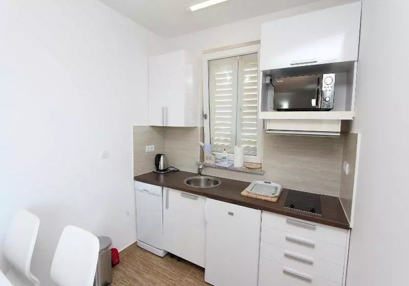 هتل Apartments Hanna