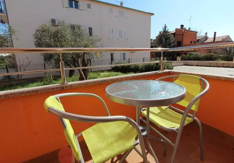 هتل Apartments Hanna