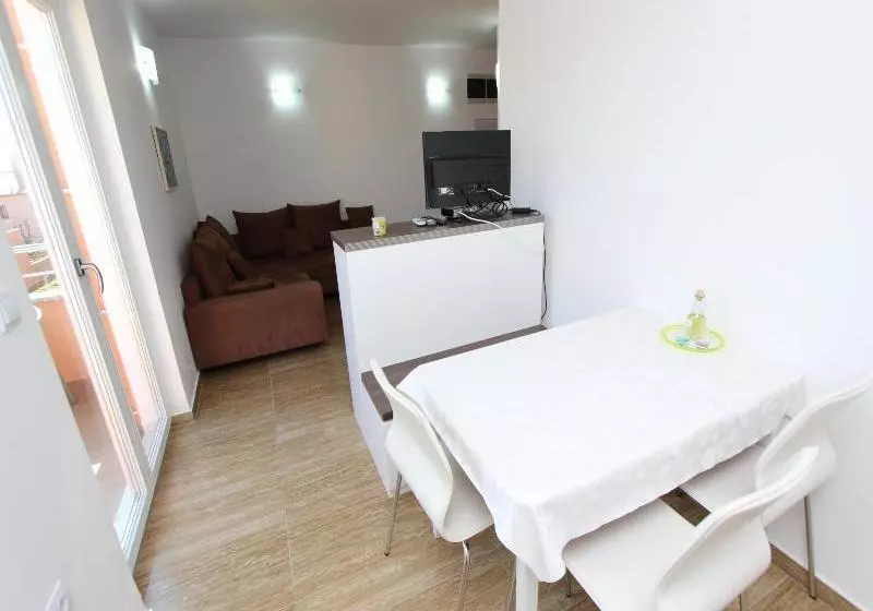 هتل Apartments Hanna