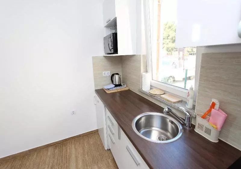 هتل Apartments Hanna