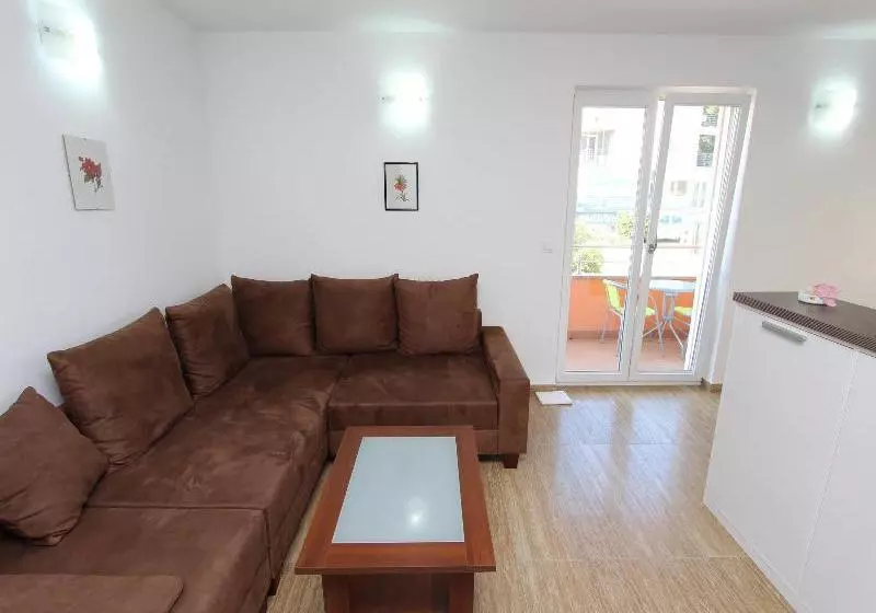 هتل Apartments Hanna