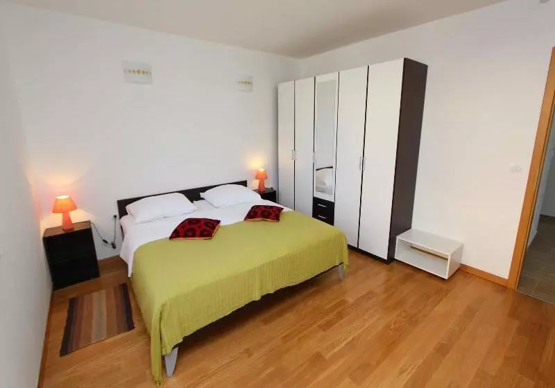 هتل Apartments Hanna