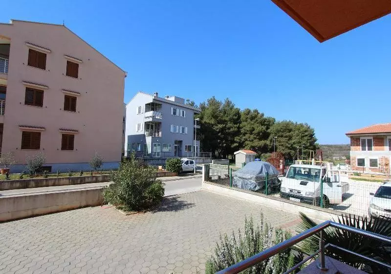 هتل Apartments Hanna