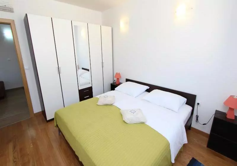 هتل Apartments Hanna
