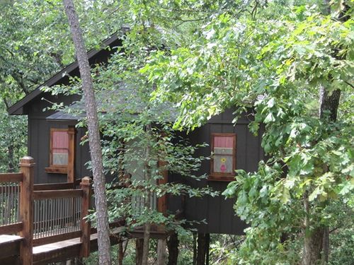 فندق Eureka Springs Treehouses, Hobbit Caves & Castles