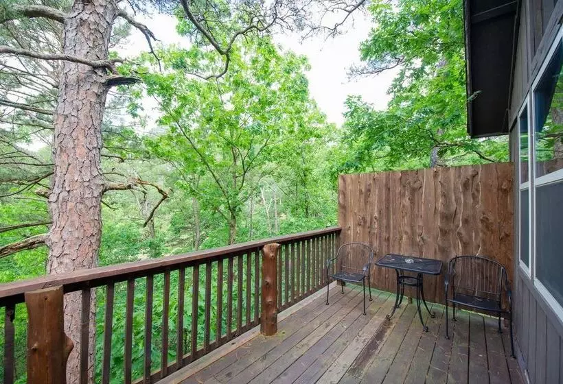 호텔 Eureka Springs Treehouses, Hobbit Caves & Castles