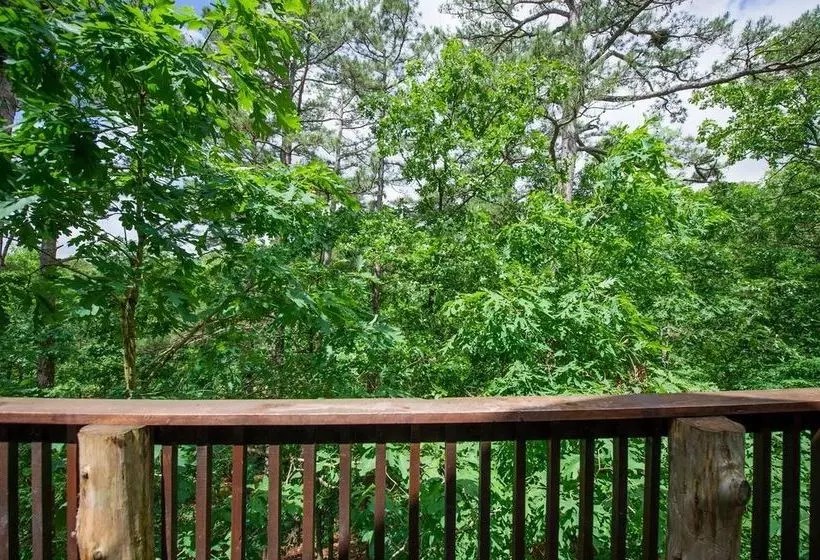 호텔 Eureka Springs Treehouses, Hobbit Caves & Castles