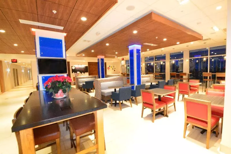 ホテル Holiday Inn Express & Suites Toledo West, An Ihg