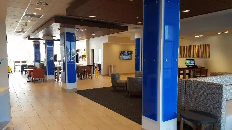 ホテル Holiday Inn Express & Suites Toledo West, An Ihg