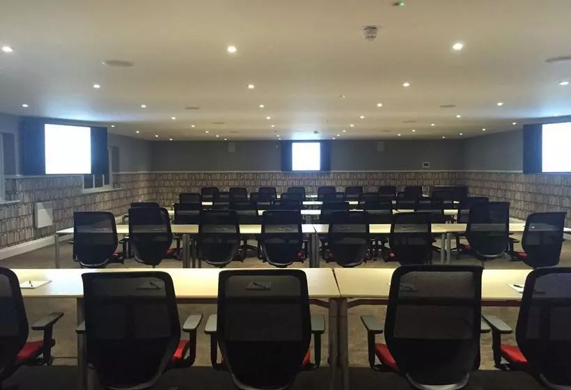 هتل Needham House