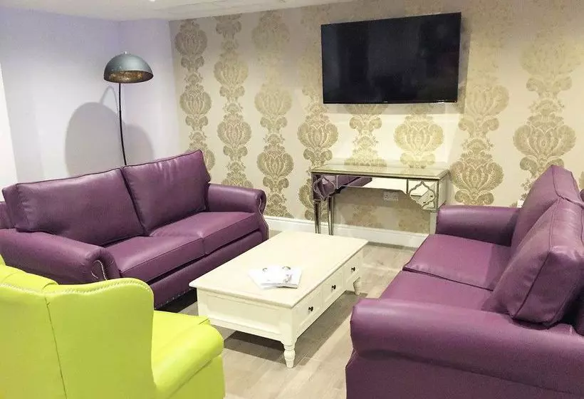 هتل Needham House