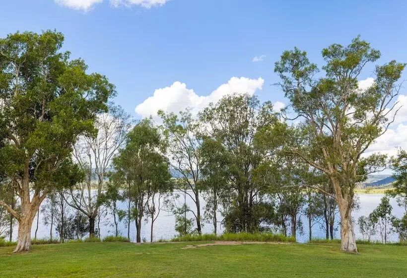 Отель Nrma Lake Somerset Holiday Park