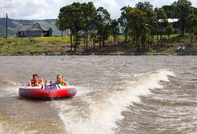 Отель Nrma Lake Somerset Holiday Park