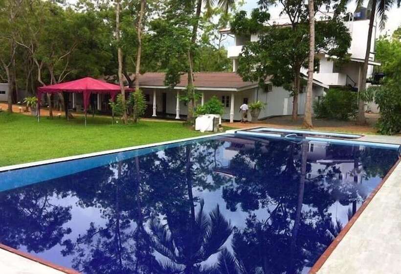 Hotel Randeniweva Resort