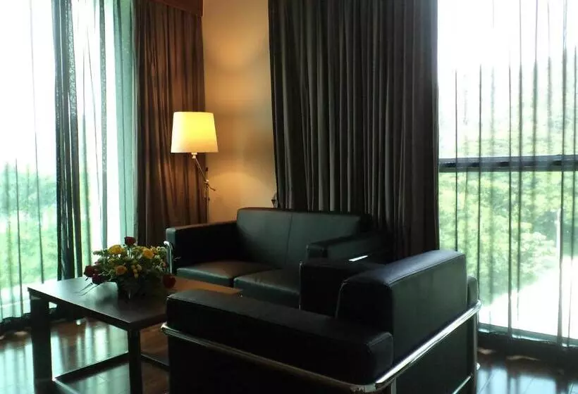 Отель Symphony Suites