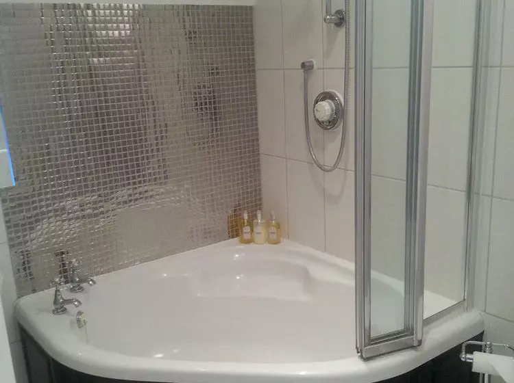 پانسیون Bath Lodge Castle